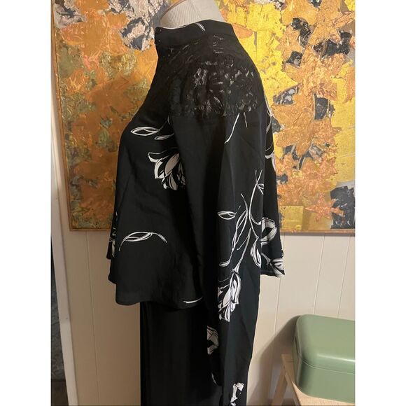 NWT Band of Gypsies Black & White Flirsl Swing Top w/ Lace Neckline M - Picture 2 of 6
